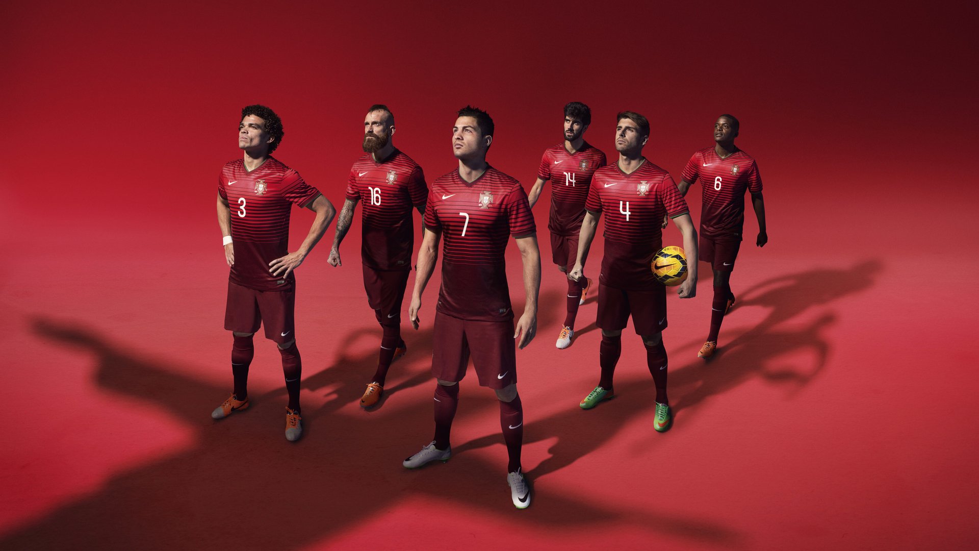 现场火爆：球迷热情支持下的疯狂场面，足球球迷现场